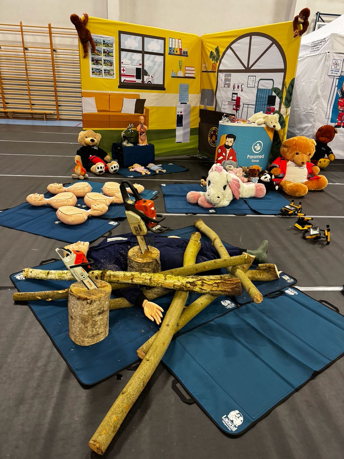 Dzieci poznające zasady bezpieczeństwa